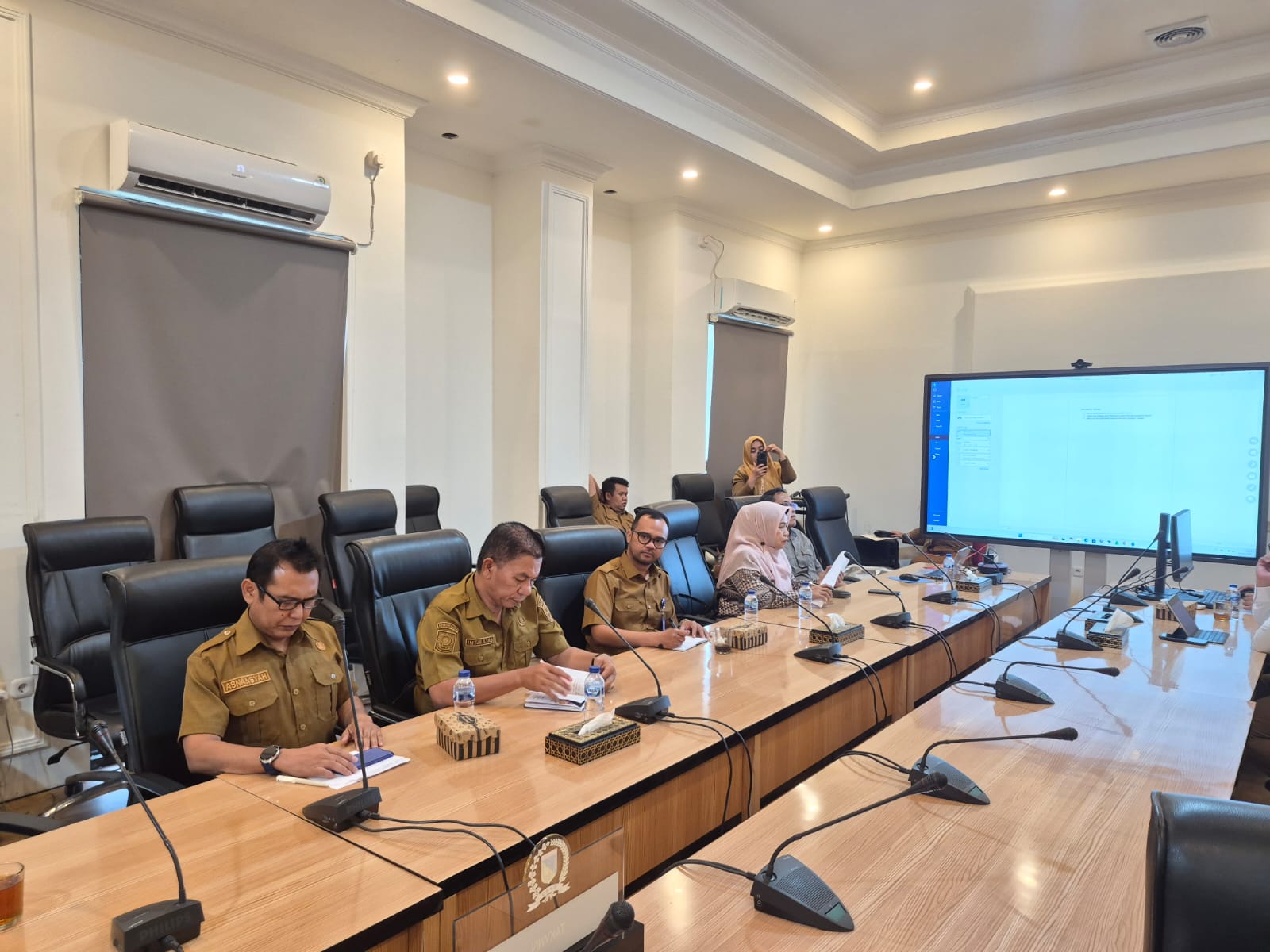 PEMBAHASAN RANCANGAN PERATURAN DAERAH (RANPERDA) PROVINSI SULAWESI TENGAH TENTANG PENYELENGGARAAN PENGGUNAAN JALAN UMUM DAN JALAN KHUSUS UNTUK ANGKUTAN HASIL PERTAMBANGAN DAN PERKEBUNAN.