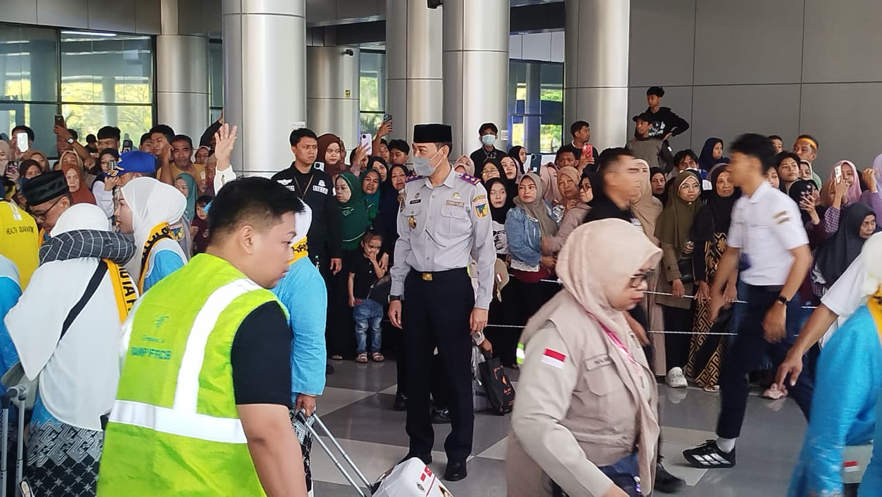 KADISHUB SULTENG MENGHADIRI DAN MEMASTIKAN PELAYANAN TRANSPORTASI ANGKUTAN HAJI TAHUN 2026 DI BANDARA MUTIARA SIS AL-JUFRI