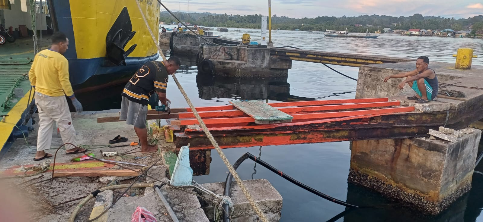 PERBAIKAN JEMBATAN TRESTLE YANG PATAH DI PELABUHAN TINAKIN 