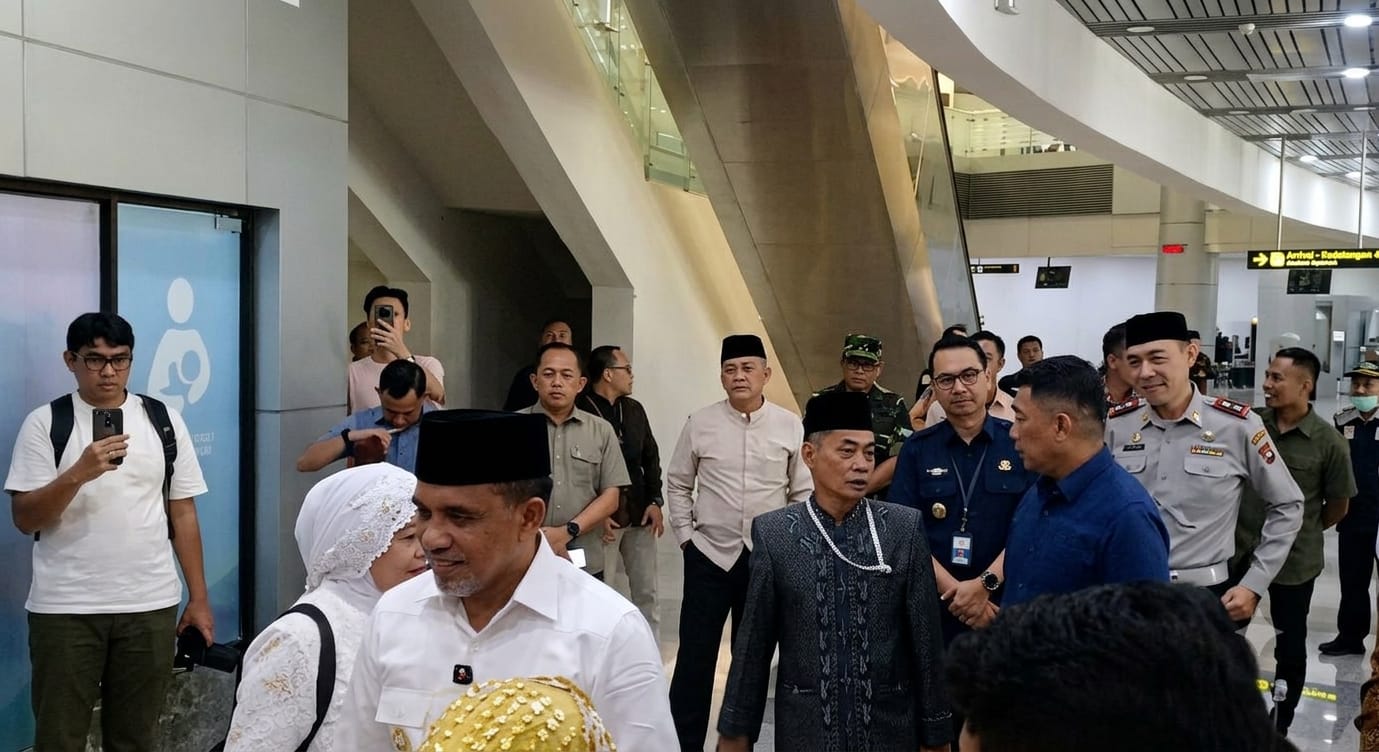KEPALA DINAS DINAS PERHUBUNGAN PROV. SULTENG SAMBUT KEPULANGAN JEMAAH HAJI DI BANDARA MUTIARA SIS AL-JUFRI