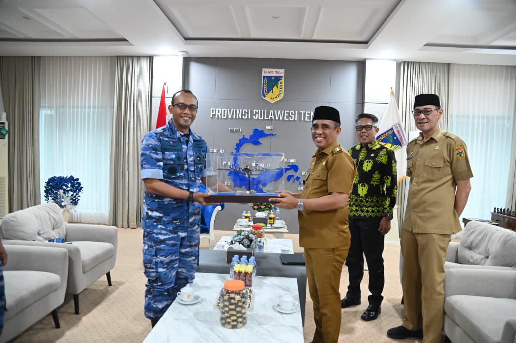 GUBERNUR SULAWESI TENGAH BERSAMA KEPALA DINAS PERHUBUNGAN MENERIMA KUNJUNGAN DANLANUD SULTAN HASANUDDIN MAKASSAR