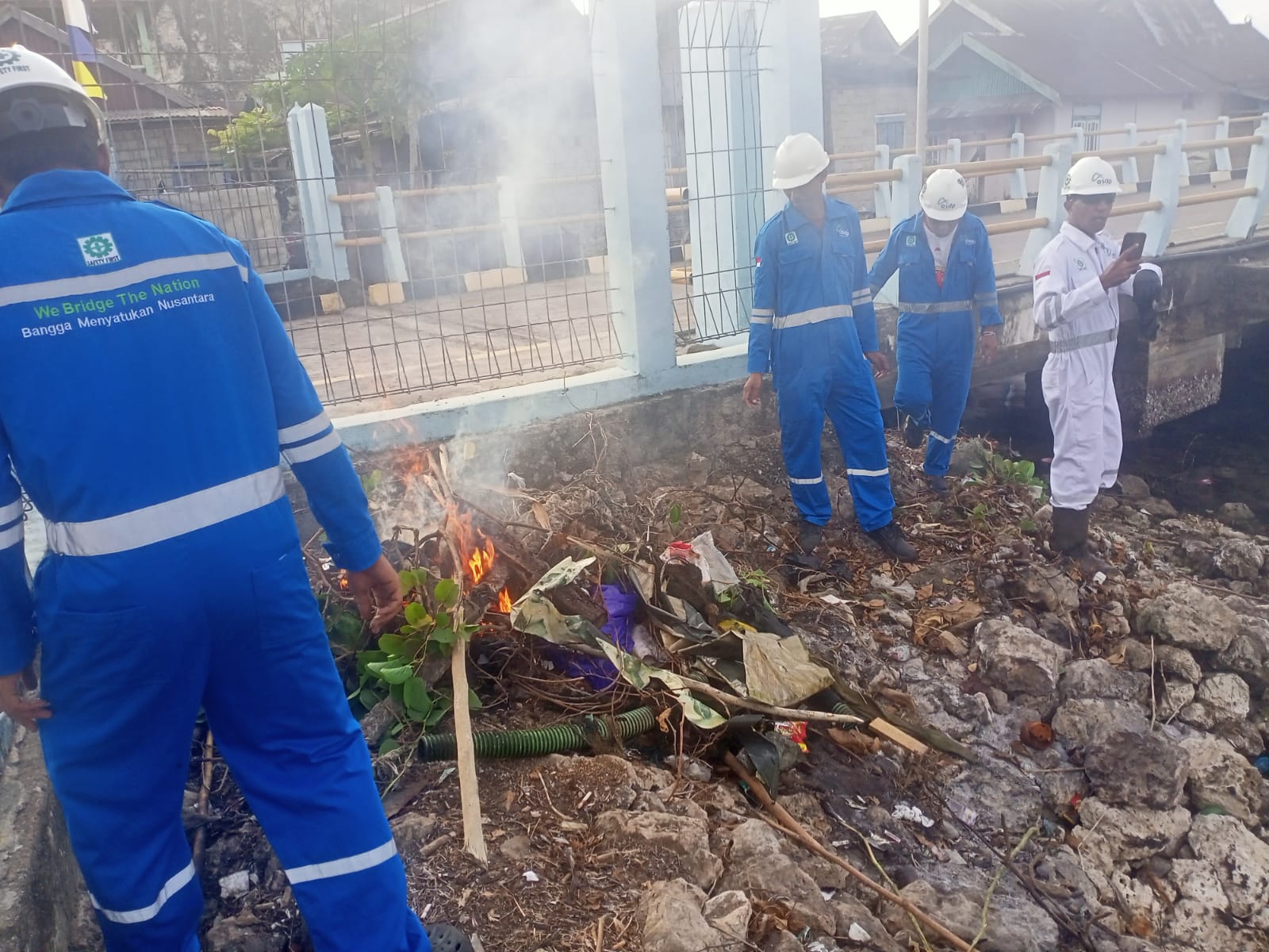 KERJA BAKTI DI DERMAGA PELABUHAN PENYEBERANGAN SAIYONG BERSAMA ABK KAPAL
